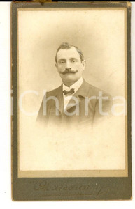Fotografia d epoca originale 1890 ca Ritratto maschile in abito scuro Foto CHATEAUNEUF CDV VINTAGE 1