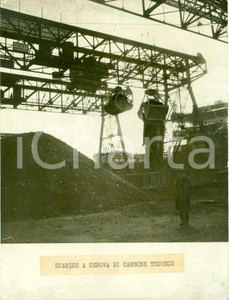Fotografia d epoca originale 1940 GENOVA Scarico di carbone tedesco al Porto Foto DANNEGGIATA 1