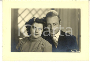 Fotografia d epoca originale 1940 ca MILANO Ritratto di due fidanzati Foto studio DINO FERRI 16x11 cm 1