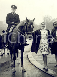 1962 LONDON Miss Italia Raffaella DE CAROLIS con un poliziotto a cavallo *Foto