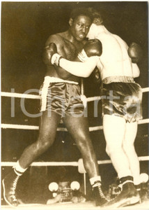 1956 LONDON BOXE Dick RICHARDSON batte Ezzard CHARLES squalificato *Foto 13x18 Fotografia d'epoca, con didascalia coeva al verso.  CONDIZIONI: G FORMATO: 13x18 cm    originale e autentica 1