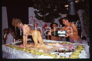 35mm vintage slide* 1995 ca COSTUME Pornostar BARBARELLA Virna ALOISIO BONINO 13 Diapositiva d'epoca, in formato 35 mm.CONDIZIONI: GOODTutti i diritti riservatiE' severamente vietata la riproduzione. ICharta mette in vendita, sul negozio eBay e in esclusiva sul sito "icharta" il proprio archivio composto da numerose diapositive e negativi fotografici d'epoca, tutti originali e autentici, che attraversano la storia del costume italiano tra gli la fine degli anni Sessanta e Novanta.Si tratta di uno sguardo inedito sull'attualit&agrave;, la politica, la vita quotidiana, il gossip e la cultura, che fotografa il cambiamento della nazione in quest'ultimo scorcio del XX secolo. Un'occasione unica per il mercato del collezionismo, che vede finalmente disponibile un archivio eccezionale per vastit&agrave;, tematiche e condizioni, in un settore (il negativo fotografico e la diapositiva) di assoluta novit&agrave; e dalle interessanti prospettive di investimento.  originale e autentica 1