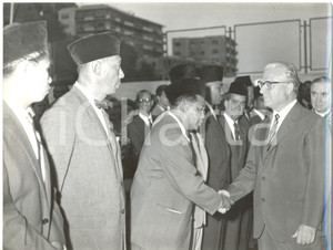 Fotografia d epoca originale 1960 NAPOLI Olimpiadi Vela Giovanni GRONCHI saluta la squadra indonesiana Foto 1
