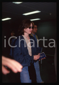 35mm vintage slide* 1995 ca COSTUME - Shannen DOHERTY paparazzata in aeroporto 6