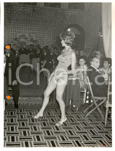 Fotografia d epoca originale 1960 ca SALSOMAGGIORE TERME PR Modella sfila in abito corto da spiaggia Foto 1