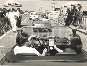 1964 AUTOMOBILISMO FIRENZE Rally femminile "Eva al volante" - Partenza *Foto Fotografia d'epoca con didascalia coeva. CONDIZIONI: G FORMATO: 18x13 cm       originale e autentica 1