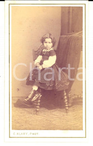 Fotografia d epoca originale 1880 ca ORAN ALGERIE Ritratto di bambina in abito scuro Foto KLARY CDV 1