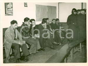 Fotografia d epoca originale 1938 PARIS Polizia evacua officine RENAULT per sciopero Fotografia 1