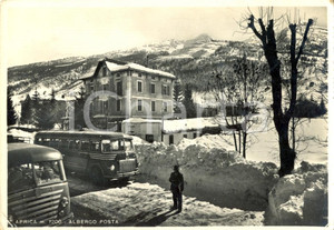 Cartolina originale da collezione 1954 APRICA (SO) Corriere davanti all'ALBERGO POSTA  *Cartolina animata FG VG 1