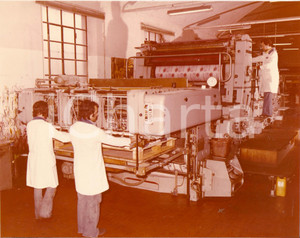 Fotografia d epoca originale 1975 PAVIA Tipografia Mario PONZIO Operai al lavoro su ROLAND 160 4 colori Foto 1