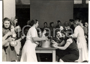 Fotografia d epoca originale 1941 MILANO Refezione per donne a un posto di ristoro Foto VINTAGE 1