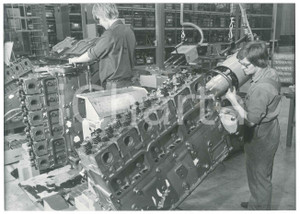 Fotografia d epoca originale 1975 ca TORINO  Istituto tecnico  Laboratorio meccanico  Foto 24x18 cm 1