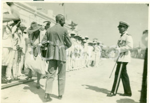 Fotografia d epoca originale 1930 ca MOGADISCIO SOMALIA Duca degli ABRUZZI saluta coloni Fotografia 1