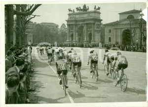 Fotografia d epoca originale 1942 MILANO Gara ciclistica degli ASSI Partenza Parco SEMPIONE Foto DANNEGGIATA 1