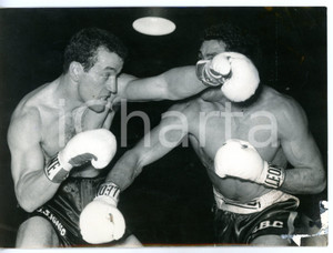 1964 MILANO - PUGILATO Sandro LOPOPOLO sferra un gancio a Valerio NUNEZ *Foto