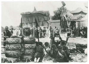 1950 ca TAPANSHAN (CHINA) COSTUMI - Trappola per catturare i diavoli *Foto Fotografia d'epoca, con didascalia al verso. GOOD/buono margini lievemente rifilati Formato: 18x13 cm originale e autentica 1