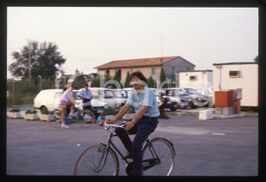 Fotografia d epoca originale 35mm vintage slide 1988 VILLA SAN MARTINO Nelson PIQUET in bicicletta 1