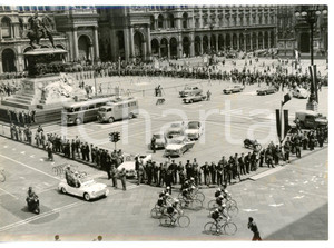 1955 CICLISMO GIRO D'ITALIA - MILANO L'arrivo dei corridori in piazza DUOMO Fotografia d'epoca con didascalia coeva.  CONDIZIONI: G (ma piccola piegatura al margine sinistro) FORMATO: 18x13 cm     originale e autentica 1
