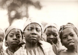 Fotografia d epoca originale 1970 ca KORHOGO COSTA D AVORIO Ritratto di bambine indigene Foto di gruppo 1