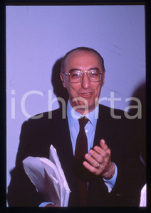 35mm vintage slide* 1990 ca POLITICA Vito SCALIA Ritratto esponente DC - CISL 2  Diapositiva d'epoca, in formato 35 mm.CONDIZIONI: GOOD  Tutti i diritti riservati.E' severamente vietata la riproduzione. ICharta mette in vendita, sul negozio eBay e in esclusiva sul sito "icharta" il proprio archivio composto da numerose diapositive e negativi fotografici d'epoca, tutti originali e autentici, che attraversano la storia del costume italiano tra gli la fine degli anni Sessanta e Novanta.Si tratta di uno sguardo inedito sull'attualit&agrave;, la politica, la vita quotidiana, il gossip e la cultura, che fotografa il cambiamento della nazione in quest'ultimo scorcio del XX secolo. Un'occasione unica per il mercato del collezionismo, che vede finalmente disponibile un archivio eccezionale per vastit&agrave;, tematiche e condizioni, in un settore (il negativo fotografico e la diapositiva) di assoluta novit&agrave; e dalle interessanti prospettive di investimento.  originale e autentica 1