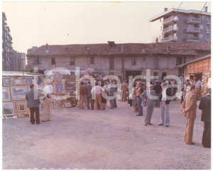 Fotografia d epoca originale 1975 ca MILANO Cascina CASE NUOVE  PSI Festa dell Avanti!  Mostra d arte Foto 1