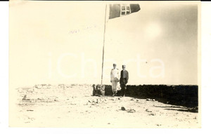 Fotografia d epoca originale 1930 TRIPOLITANIA Ufficiali posano con la bandiera italiana Foto 18x13 1