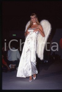 35mm vintage slide* 1995 MILANO Eva HENGER durante una sfilata di Chiara BONI 2