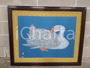 1975 CINA VINTAGE Oca accovacciata becco rivolto a sinistra - quadro 82 x 102 cm Dipinto a tempera, passepartout in tessuto, cornice in legno.Dimensioni:  cm 82 x cm 102Condizioni: GOOD (cornice leggermente graffiata)OGQ-0020ICHARTA SRL mette in vendita la propria collezione di arredi e oggetti di modernariato realizzati tra il 1960 ed il 1990 circa rivenienti da primari negozi specializzati (oggi cessati) di Milano, Berlino, Miami e Hong Kong. Si tratta di un'ottima occasione di investimento per gli appassionati e collezionisti del settore.    originale e autentica 1