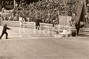 Fotografia d epoca originale 1970 ca AUTOMOBILISMO Auto esce fuori pista durante gara Foto 1