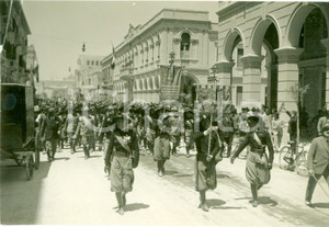 1933 TRIPOLI (LIBIA) Parata dei Bersaglieri per vie della città Foto DANNEGGIATA
