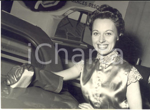 1954 PARIS Salon de l'Automobile - Modella con un nuovo guanto da lavaggio *Foto
