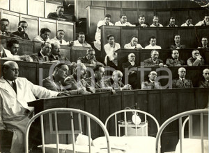 Fotografia d epoca originale 1935 ROMA Ufficiali ascoltano Aldo CASTELLANI su difesa sanitaria truppe AFRICA 1