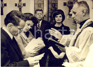 1960 GEORGETOWN John F. KENNEDY e Jacqueline al battesimo del figlio *Foto  Fotografia d'epoca con didascalia coeva. La fotografia &egrave; scattata in occasione del battesimo di John F. Kennedy jr, celebrato da padre Martin Casey.  CONDIZIONI: G FORMATO: 18x13 cm     originale e autentica 1