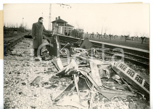 1955 SAN BENIGNO DI CUNEO Scontro frontale fra due treni - Rottami tra i binari Fotografia d'epoca con didascalia coeva al verso. CONDIZIONI: G (ma piccola piegatura al margine superiore)FORMATO: 18x13 cm     originale e autentica 1