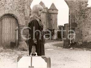 Fotografia d epoca originale 1964 SARZAY F CRUELLE MEPRISE Christiane MOULIN con valigia Foto di scena 1