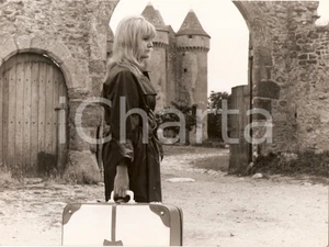 Fotografia d epoca originale 1964 SARZAY F CRUELLE MEPRISE Christiane MOULIN con valigia Foto di scena 1
