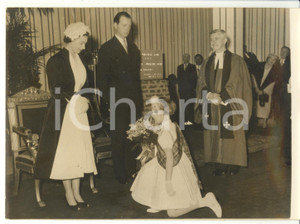 Fotografia d epoca originale 1957 PARIS Chiesa scozzese  ELISABETTA II riceve fiori da una bambina Foto 1