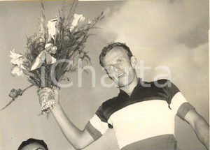 1957 CICLISMO FIRENZE Leandro FAGGIN campione italiano su pista - Foto 18x13 cm Fotografia d'epoca con didascalia coeva. CONDIZIONI: FAIR (lievi aloni)FORMATO: 18x13 cm      originale e autentica 1