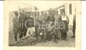 Fotografia d epoca originale 1915 ca WW1 ZONA DI GUERRA Ufficiali di artiglieria a riposo Foto cartolina 1