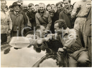 1956 OULTON PARK Stirling MOSS in his winning COOPER with Colin CHAPMAN *Photo