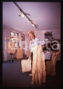 35mm vintage slide* 1990 ca VENEZIA Livio DE MARCHI con sculture in legno 1  Diapositiva d'epoca, in formato 35 mm. CONDIZIONI: GOOD  Tutti i diritti riservati.E' severamente vietata la riproduzione. ICharta mette in vendita, sul negozio eBay e in esclusiva sul sito "icharta" il proprio archivio composto da numerose diapositive e negativi fotografici d'epoca, tutti originali e autentici, che attraversano la storia del costume italiano tra gli la fine degli anni Sessanta e Novanta.Si tratta di uno sguardo inedito sull'attualit&agrave;, la politica, la vita quotidiana, il gossip e la cultura, che fotografa il cambiamento della nazione in quest'ultimo scorcio del XX secolo. Un'occasione unica per il mercato del collezionismo, che vede finalmente disponibile un archivio eccezionale per vastit&agrave;, tematiche e condizioni, in un settore (il negativo fotografico e la diapositiva) di assoluta novit&agrave; e dalle interessanti prospettive di investimento.  originale e autentica 1