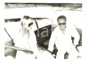 1990 ca COSTUME ITALIA Johnny DORELLI in motoscafo con Gloria GUIDA *Foto 24x18