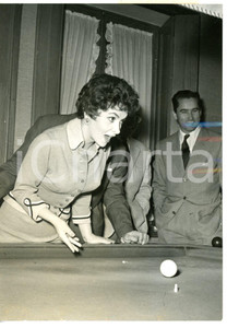 1956 PINO TORINESE Gina LOLLOBRIGIDA al biliardo della villa del comm. RIVELLA Fotografia d'epoca con didascalia coeva.  CONDIZIONI: FAIR (ondulatura al margine destro) FORMATO: 13x18 cm     originale e autentica 1