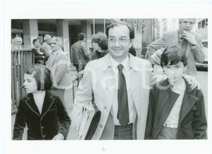 1990 ca MILANO Carlo TOGNOLI a passeggio con i figli *Foto VINTAGE 24x18 cm