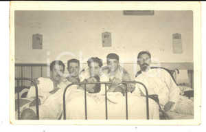 Fotografia d epoca originale 1917 WW1 GENOVA Ospedale di guerra  Alessandro MASSABO  tra soldati feriti FOTO 1
