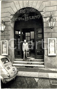 1973 MILANO Severino GAZZELLONI all'ingresso del PICCOLO TEATRO *Foto 20x30 cm
