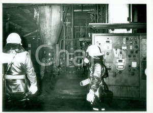 Fotografia d epoca originale 1986 SVIZZERA Tecnici decontaminatori macerie disastro fabbrica SANDOZ Foto 1