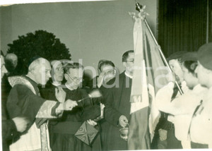 Fotografia d epoca originale 1935 ca MILANO Card. Ildefonso SCHUSTER benedice bandiera Istituto SCHIAPARELLI 1