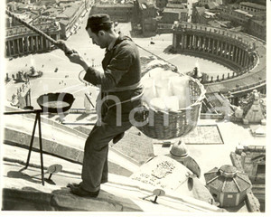 Fotografia d epoca originale 1936 CITTA  DEL VATICANO Sampietrino prepara illuminazione Basilica SAN PIETRO 1
