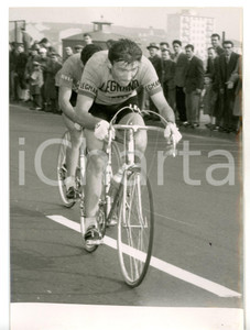 1955 CICLISMO - TROFEO BARACCHI Squadra LEGNANO - Giorgio ALBANI in volata *Foto Fotografia d'epoca con didascalia coeva al verso. CONDIZIONI: FAIR (bassa qualit&agrave; di stampa; lieve ondulatura al margine destro)FORMATO: 13x18 cm     originale e autentica 1
